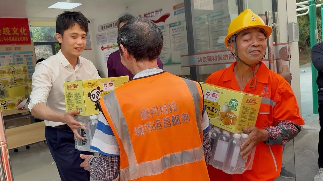 捐赠衣物活动照片2