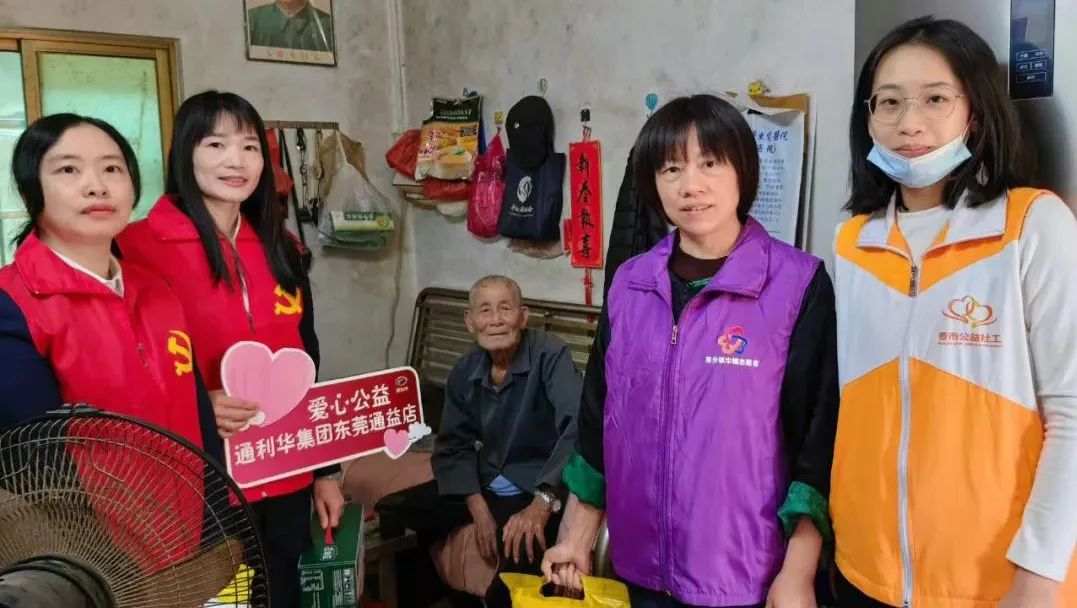 捐赠衣物活动照片3